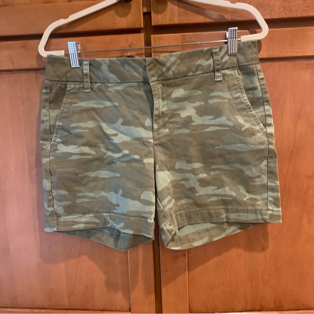 Caslon Camo Shorts Size 8 - Picture 3 of 10